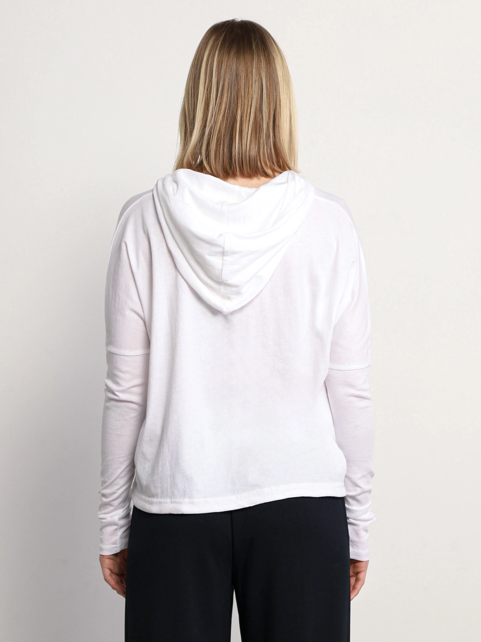 Футболка белого цвета из хлопка с капюшоном